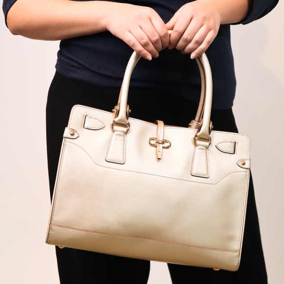 ☆SOLD☆ Ferragamo Gold Fancini Briana Handbag - Picture 2 of 8